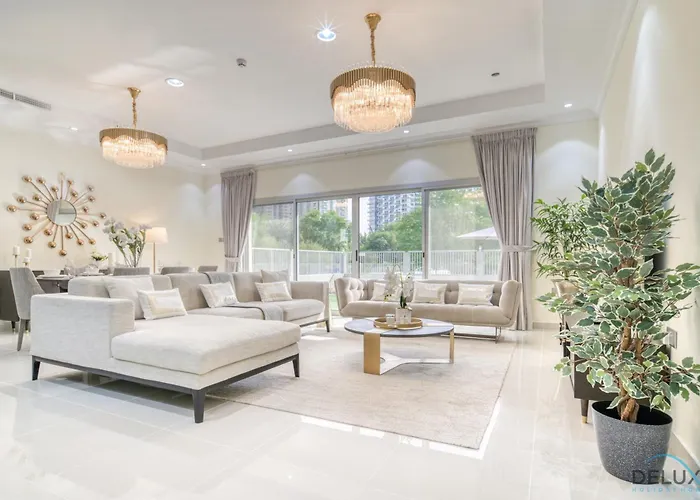 Charming 3Br Townhouse With Assistant\'S Room At District 12 Jvc By Deluxe Holiday Homes