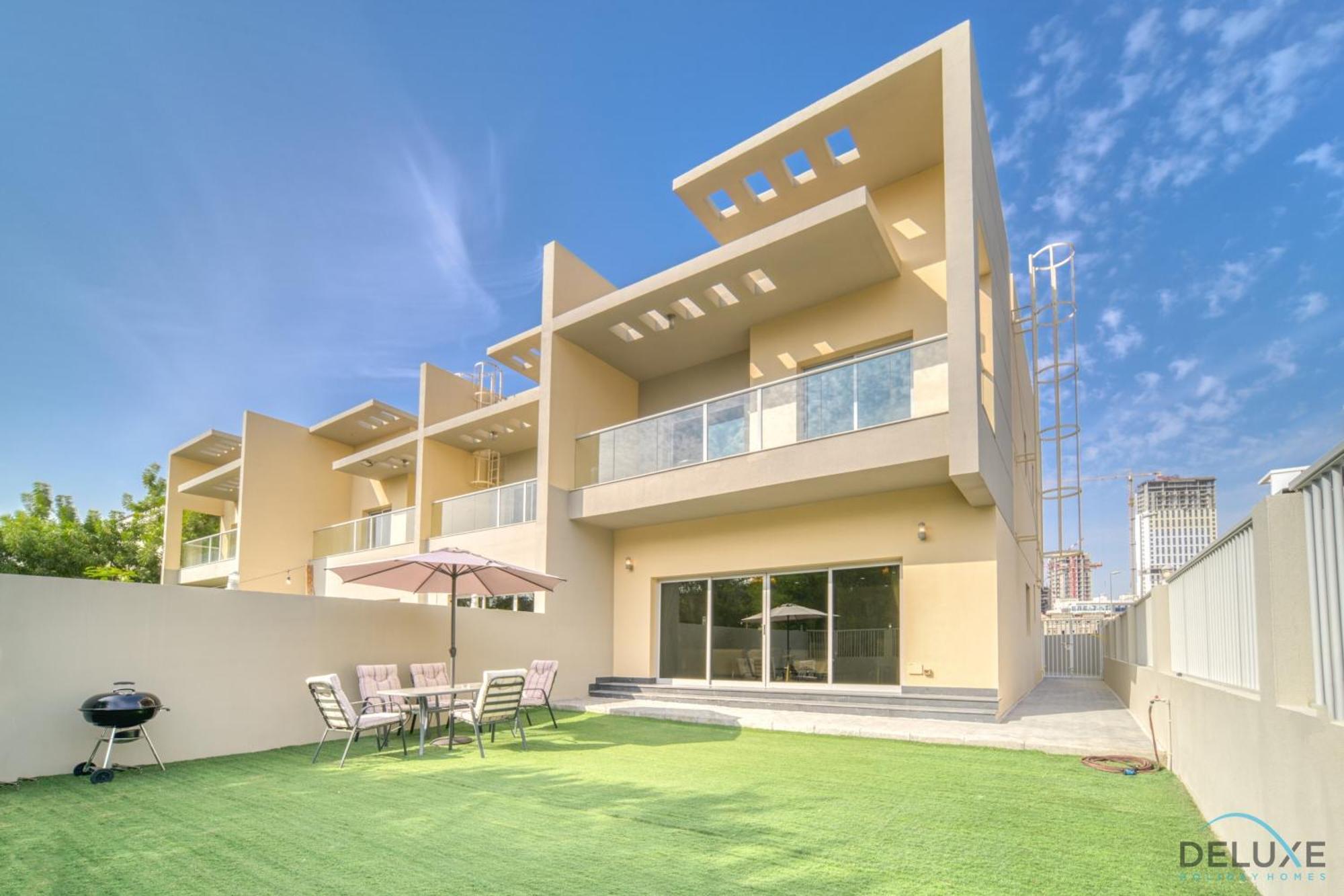Charming 3br Townhouse With Assistant's At District 12 Jvc By Deluxe Apartment