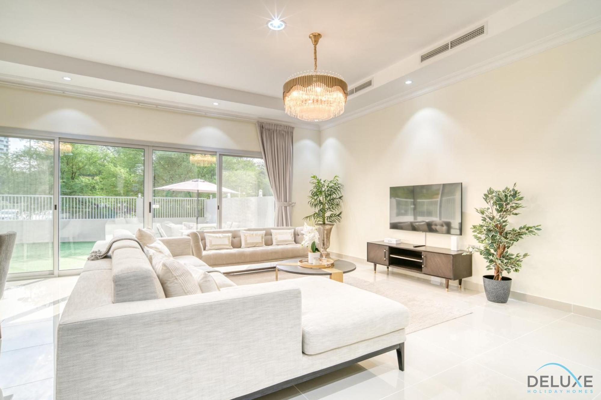 Charming 3br Townhouse With Assistant's At District 12 Jvc By Deluxe Apartment